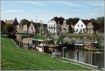 Der malerische Hafen von Greetsiel im Sommer 2004. Scan vom Dia.