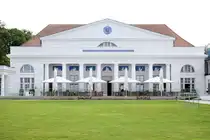 Das Kurhaus Heiligendamm ist ein klassizistisches Bauwerk. Er geh�rt zu den wichtigsten Bauwerken des norddeutschen Klassizismus unter dem Einfluss der Schinkelschule und darf als das Gr�ndungsbauwerk der B�derarchitektur bezeichnet werden. Aufnahme: 7. Juni 2025.