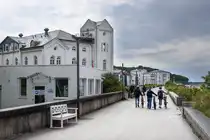 An der Strandpromenade in Heiligendamm. Heiligendamm war seit seiner Gr�ndung das eleganteste Seebad Deutschlands. Der europ�ische Hochadel, wie die Zarenfamilie, verbrachte hier seine Sommerfrische. Aufnahme: 7. Juni 2025.