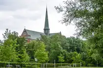 Der Turm der M�nsterkirche von Bad Doberan, gesehen von der Klosterstra�e aus. Aufnahme: 7. Juni 2025.
