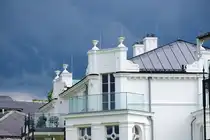 Detailfoto eines der vielen wei�en klassizistischen Geb�ude an der Strandpromenade in Heiligendamm an der Ostsee. Aufnahme: 7. Juni 2025.