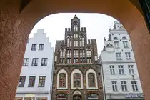 Fassade der Rostocker Stadtbibliothek in der Kr�peliner Stra�e 82. Das im sp�tgotischen Stil gehaltene Backsteingeb�ude, �Haus Ratschow�, wurde Ende des 15. Jahrhunderts gebaut. Aufnahme: 8. Juni 2025.