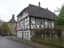 Lauenstein, ehemalige Amtsstube, erbaut 1731, dahinter die St. Nikolaus Kirche (18.04.2025)