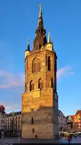 Auf dem Marktplatz in Halle (Saale) wird der 81 Meter hohe Rote Turm von der Abendsonne ausgeleuchtet.

🕓 28.9.2024 | 18:40 Uhr