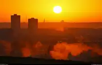 Sonniger Herbstmorgen (3/3):
Mit zunehmender Strahlkraft der Sonne verzieht sich der seichte Bodennebel im tiefer liegenden Halle-Nietleben, und auch die Bewohner der markanten Hochh�user von Halle-Neustadt k�nnen in einen freundlichen Tag starten. Momentaufnahme vom Granauer Berg an der D�lauer Heide.

🕓 15.10.2024 | 7:47 Uhr