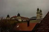 Die griechisch-katholische Kathedrale von Uzhhorod aus den Fenstern der Musikhochschule / Uzhhorod, Ukraine / 28.11.2024