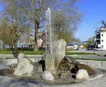 Unteruhldingen am Bodensee, Springbrunnen am Platz vor dem Bootshafen, April 2025