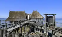 Unteruhldingen am Bodensee, Pfahlbauten-Freilichtmuseum, zeigt Nachbauten aus der Stein-und Bronzezeit, April 2025