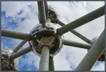 In den Edelstahl-Kugeln des Atomiums spiegelt sich der Himmel �ber Br�ssel. (05.05.2025)