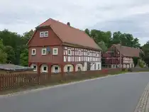 Dittersbach auf dem Eigen, Umgebindeh�user an der Dorfstra�e (06.06.2025)