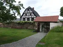 Gro�naundorf, ehemalige Schule und Tor zum Kirchplatz, erbaut 1819 (07.06.2025)