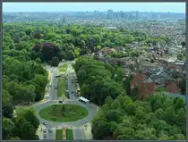 Blick aus dem Atomium auf die Kirche St. Lambert und den Stadtteil Laeken. Im Hintergrund ist das Stadtzentrum von Br�ssel zu sehen. (05.05.2025)