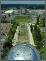 Blick aus dem Atomium auf das Gro�e Palais der Weltausstellung Expo 1958. (Br�ssel 05.05.2025)