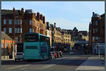 Stra�enszene mit typischem Doppeldeckerbus am Saltmarket in Glasgow. Die vikorianischen H�user werden von der Morgensonne angestrahlt. (06.05.2025)