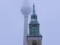 Der Turm der St. Marien-Kirche in Berlin am 29.12.2010.
Im Hintergrund der Berliner Fernsehturm.