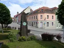 K�nigsbr�ck, Denkmal und H�user in der Schlo�stra�e (07.06.2025)