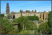 Gegen�ber der Necropolis liegt das Glasgow Royal Infirmary, ein 1914 er�ffnetes Krankenhaus mit ca. 1000 Betten. Links daneben befindet sich Kathedrale St Mungo’s. (Glasgow, 06.05.2025)