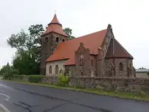 Buckow, evangelische Kirche, erbaut im 14. Jahrhundert, Westturm erbaut 1671 (08.06.2025)