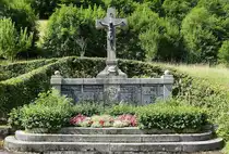 Wittichen, Denkmal f�r die Gefallenen der Weltkriege, neben der ehemaligen Klosterkirche, Juli 2025