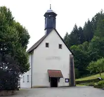 Wittichen, die ehemalige Klosterkirche von 1681 mit dem Eingangsbereich, Juli 2025