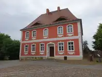 Calau, Burglehnhaus, zweigeschossigen Ziegelbau mit Walmdach, erbaut 1716 (08.06.2025)