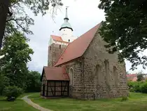 Dollenchen, evangelische Kirche, fr�hgotische Saalkirche aus Feldsteinen, erbaut im 13. Jahrhundert (08.06.2025)