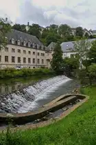 Blick vom Alzette Wasserfall im Pfaffenthal auf die Oberstadt der Stadt Luxemburg. 07.2025