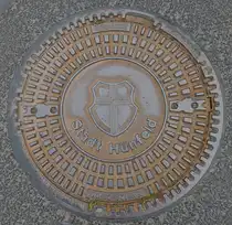 Kanaldeckel der Konrad-Zuse-Stadt H�NFELD im Juni 2025