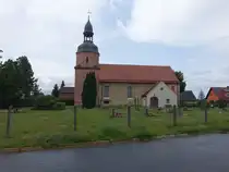 Laubst, evangelische Kirche, erbaut im 15. Jahrhundert, Westturm aus Backstein erbaut im 19. Jahrhundert (08.06.2025)
