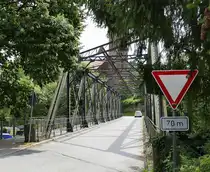 Schiltach, die Bahnhofstra�e �berquert auf dieser Stahl-Fachwerkbr�cke die Kinzig, Juli 2025