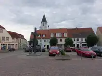 Wittichenau, Betkreuz und H�user am Marktplatz (08.06.2025)