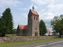 Arenzhain, evangelische Kirche, Saalbau aus Feldstein, erbaut im 13. Jahrhundert (09.06.2025)