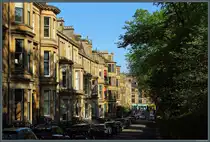 Victorianische Mehrfamilienh�user aus rotem Sandstein an den Athole Gardens in Glasgow. (07.05.2025)