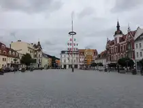 Finsterwalde, Maibaum und H�user am Marktplatz (09.06.2025)