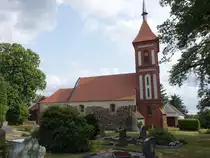 Gruhno, evangelische Kirche, erbaut im 13. Jahrhundert, Saalbau aus Raseneisenstein, neugotischer Kirchturm erbaut 1885  (09.06.2025)