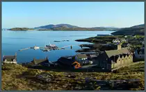 Blick �ber Castlebay mit der Marina und der leerstehenden Castlebay Church of Scotland. Im Hintergrund ist die Nachbarinsel Vatersay zu sehen. (Castlebay, 08.05.2025)
