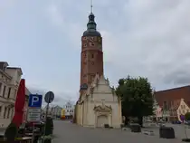 Luckau, Georgenkapelle und Hausmannsturm am Markt, erbaut im 13. Jahrhundert (09.06.2025)