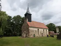 Z�llmersdorf, evangelische Kirche, erbaut aus Feldsteinen um 1300 (09.06.2025)