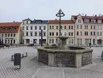 Radeburg, H�user und Brunnen am Marktplatz (10.06.2025)