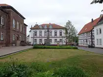 Blomberg, B�rgerb�ro, Rathaus und Denkmal f�r den deutsch-franz�sischen Krieg am Hindenburgplatz (15.06.2025)