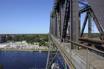 Der Wohnmobilhafen an der Nord-Ostsee-Kanal von der Eisenbahn-Hochbr�cke bei Rendsburg aus gesehen. Aufnahme: 17. August 2025.