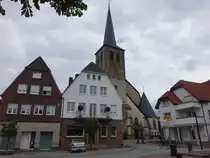 Glandorf, H�user und St. Johannis Kirche am Platz Am Thie (16.06.2025)