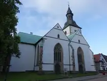 Horn-Bad Meinberg, evangelische Stadtkirche St. Johannes, zweijochige dreischiffige Hallenkirche mit Westturm, erbaut im 15. Jahrhundert (16.06.2025)