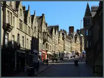 Die Cockburn Street f�hrt vom Bahnhof Edinburgh Waverley zur Altstadt. Zahlreiche Gesch�fte reihen sich in den viktorianischen H�usern aneinander. (15.05.2025)