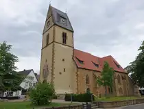 Steinhagen, evangelische Kirche am Kirchplatz, erbaut im 14. Jahrhundert, erweitert 1901 durch den Architekten Karl Siebold (16.06.2025)