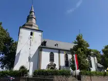 Belecke, Probsteikirche St. Pankratius, Westturm erbaut um 1100, Langhaus erbaut von 1749 bis 1750 (19.06.2025)