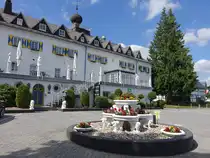 Gevelinghausen, Brunnen und Wirtschaftshof am Schlo�platz, heute Hotel (19.06.2025)