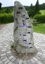 Furtwangen im Schwarzwald, der Stein mit dem Flu�verlauf steht an der Donauquelle, genauer an der Quelle der Brig, dem l�ngsten Quellflu� der Donau, Juli 2025