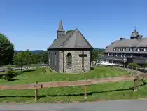 Altastenberg, Pfarrkirche St. Erasmus, kleine Saalkirche mit drei Fensterachsen, erbaut von 1823 bis 1826 aus Bruchsteinen (20.06.2025)