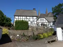 Assinghausen, Fachwerkh�user an der Stra�e Zum K�sterland (20.06.2025)